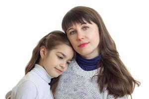 portrait de mère et fille se câlinant photo