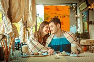 jeune couple amoureux s'amusant à un rendez-vous photo