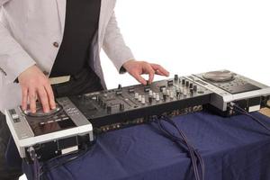 dj avec la table de mixage photo