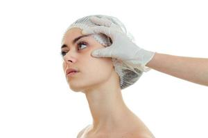 portrait d'une jeune fille dans un chapeau de cheveux médical spécial le cabinet du médecin photo