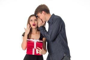 jeune couple avec un cadeau dans les mains photo