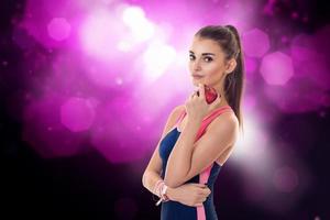 Loely jeune brune avec une pomme dans les mains photo