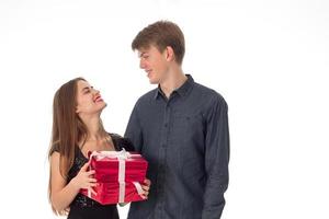 beau jeune couple joyeux avec des cadeaux photo