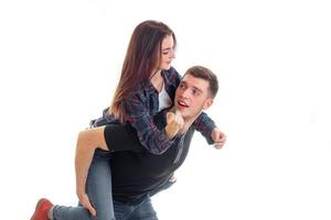 heureux jeune couple s'amusant en studio photo