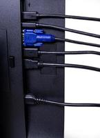 la main de l'ingénieur informatique insère le câble dans le moniteur. main d'homme connectant le câble dvi du moniteur à l'ordinateur pc. port d'affichage vga dvi et câble d'alimentation. fermer dans les mains d'un. isolée photo