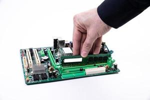 installation d'une nouvelle mémoire ram ddr pour un socket de processeur d'ordinateur personnel dans un service. réparation de mise à niveau. concept de mise à niveau ou de réparation de pc. photo