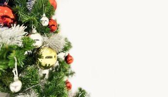 Arbre de Noël décoré avec boîte-cadeau colorée et bell isolé sur fond blanc photo