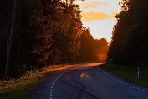 route de campagne aveuglée par le soleil photo