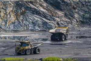 camion à benne basculante dans l'extraction de calcaire, machinerie lourde. exploitation minière dans la carrière. photo