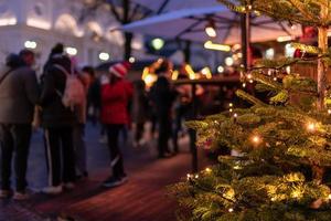 meran, tyrol du sud, italie 02 décembre 2022 personnes mangeant et buvant au stand gastronomique du célèbre marché de noël traditionnel photo