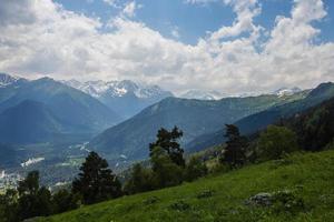 fabuleuse vue magnifique sur les montagnes et le ciel du caucase photo