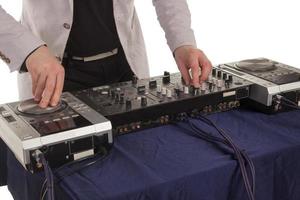 dj avec la table de mixage photo