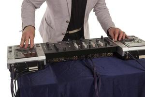 dj avec la table de mixage photo