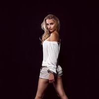 fille blonde en studio photo