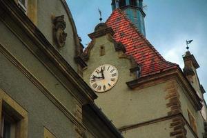 vieux château avec horloge rouillée photo