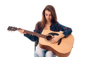 jeune fille avec guitare dans les mains photo