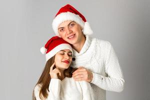 couple amoureux fête noël en bonnet de noel photo