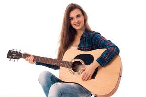 fille joyeuse avec guitare dans les mains photo