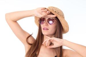 fille à lunettes de soleil et paille photo