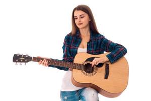 fille brune avec une guitare dans les mains photo