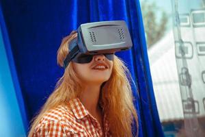 fille à lunettes de réalité virtuelle photo