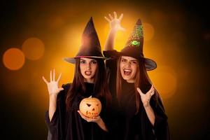 jeunes femmes avec des citrouilles dans les mains photo