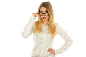 femme en chemise et lunettes posant photo