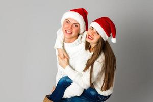 couple amoureux fête noël en bonnet de noel photo