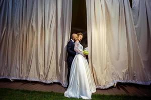 mariage d'un beau jeune couple photo