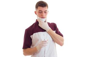 jeune mec mignon docteur en uniformes et gants photo