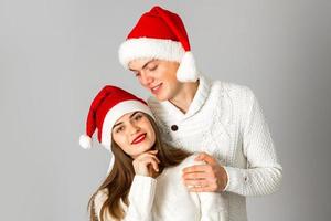 couple amoureux fête noël en bonnet de noel photo