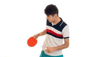 jeune homme tenant des raquettes de tennis et baissant la tête photo