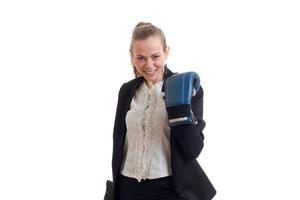 une entreprise blonde joyeuse se tient dans le studio avec des gants de boxe et regarde la caméra photo