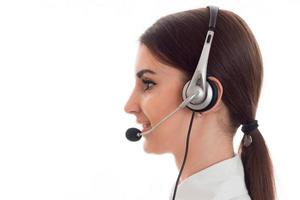 portrait de profil horizontal d'une jeune fille joyeuse d'employé de bureau d'appel avec un casque et un microphone isolé sur fond blanc photo