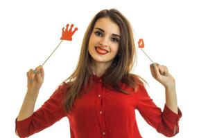 joyeuse belle fille avec du rouge à lèvres tient des éponges et une couronne de papier et souriant photo