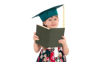 fille au chapeau avec un livre photo