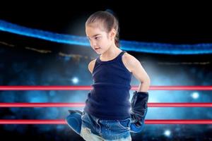 petite fille avec des gants de boxe bleus photo