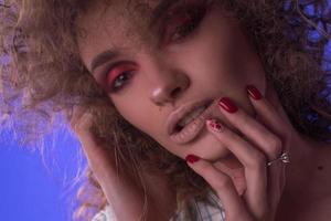 belle jeune fille avec une coiffure afro et un maquillage coloré photo