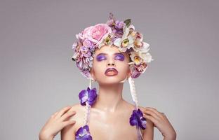 adorable jeune femme adulte avec une couronne sur la tête photo