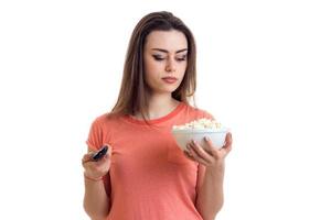 fille regardant la télé et tenant une assiette avec du pop-corn photo