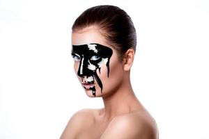 peinture noire sur le visage de la femme photo