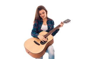 jolie fille avec guitare dans les mains photo