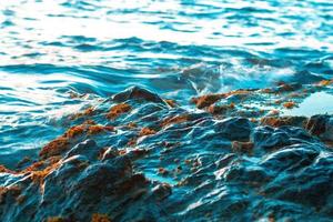 rochers dans la mer bleue photo