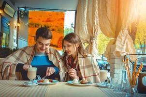 couple s'amusant à un rendez-vous photo