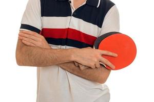 Close up of sports man jouant au ping-pong isolé sur fond blanc photo