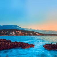 photo d'une mer déchaînée au coucher du soleil