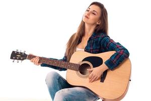 jolie fille avec guitare dans les mains photo