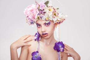 jolie jeune fille avec une couronne sur la tête photo