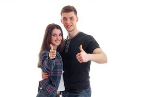 un jeune couple amoureux sourit et montre la classe photo