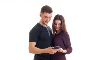 beau jeune homme et fille souriant et regardant des photos sur mon téléphone